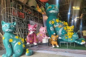 Cận cảnh linh vật mèo tại Đường hoa Nguyễn Huệ tết Quý Mão 2023