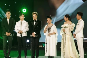 Làn sóng xanh 2022: NSND Bạch Tuyết lần đầu nhận cúp, Hoàng Thùy Linh, MONO… lập hat-trick