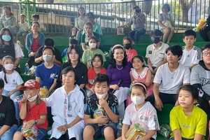 NSND Kim Cương đưa các em nhỏ mồ côi do COVID-19 đi xem xiếc, rối; Cuộc sống nghệ sĩ hài Vũ Quang ở tuổi U70