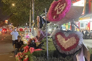 Nỗi buồn người bán hoa, quà... dịp Valentine 14-2