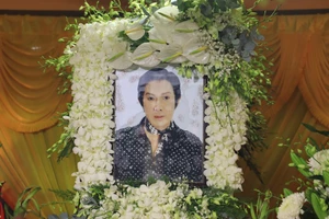 Khán giả lặn lội về tiễn biệt NSƯT Vũ Linh