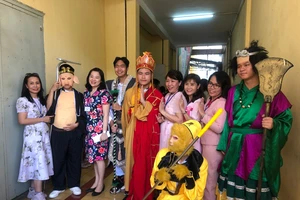 Học sinh kể chuyện Bác Hồ bằng Tiếng Anh và hóa trang nhân vật phim nổi tiếng