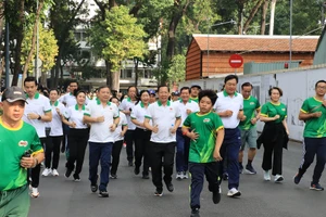 Chủ tịch TP.HCM Phan Văn Mãi cùng 7.000 người tham gia ngày chạy Olympic vì sức khoẻ