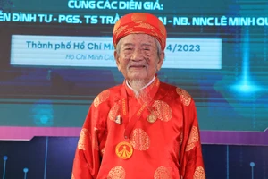 Nhà nghiên cứu 103 tuổi dùng 10 tiếng trong ngày để viết sách và nghiên cứu