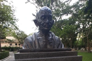 Bức tượng chưa đặt tên tại Công viên Tao Đàn là ai? 