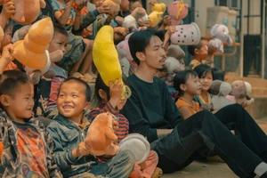 Hơn 1000 em nhỏ được nhận nuôi sau MV 'Nấu ăn cho em' của Đen Vâu