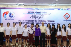 Quỹ học bổng Vừ A Dính gặp gỡ học sinh dự án "Ươm mầm tương lai" trước kỳ thi tốt nghiệp 