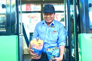 Tài xế xe buýt chi tiền triệu mua quà tặng thiếu nhi