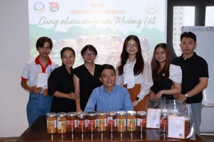 Nhóm Start-up trẻ livestream bán hàng hỗ trợ 135.000 bữa cơm cho trẻ em Mường Lát