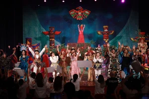 Thành Lộc, Hữu Châu cùng các nghệ sĩ tương tác, hoà giọng trong suất cuối Ngày xửa ngày xưa số 34