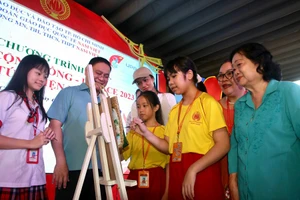 H’Hen Niê cùng học sinh vẽ túi xách, hưởng ứng UpRace 2023