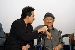 'Bác Ba Phi' Mạc Can ngồi xe lăn, hội ngộ 'Bác Ba Phi' Trấn Thành tại suất chiếu sớm "Đất rừng phương Nam'