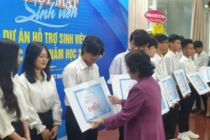 Quỹ học bổng Vừ A Dính trao 198 suất học bổng cho tân sinh viên. Ảnh: VH.