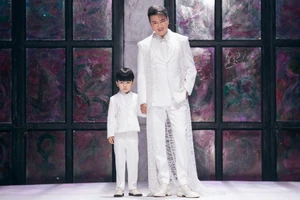 Đàm Vĩnh Hưng cùng con trai sải bước catwalk tại Destination Runway Fashion Week 2023