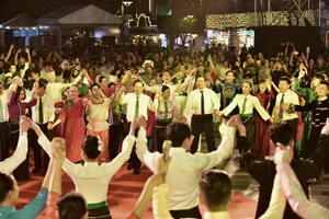 Chủ tịch Phan Văn Mãi tham gia múa xòe tại Tuần lễ VH-TT&DL Tây Bắc