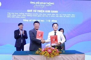 Quỹ học bổng Vừ A Dính tiếp nhận hơn 77 tỉ đồng hướng về biển đảo