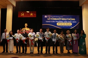 Nhà giáo, Tiến sĩ Nguyễn Thị Sơn trở thành hội viên Hội nhà văn TP.HCM ở tuổi 74