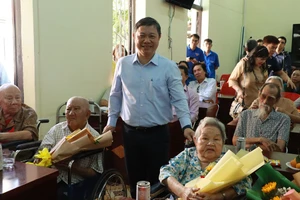 Nghệ sĩ Mạc Can, Huỳnh Thanh Trà vui mừng khi vào Trung tâm dưỡng lão Thị Nghè