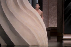 John Cena bị chỉ trích vì khỏa thân trên sân khấu lễ trao giải Oscar 2024 