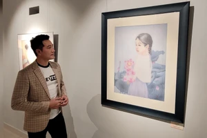 Ca sĩ Nguyễn Phi Hùng xem triển lãm Duyên tơ của nhóm 6 Cọng Lụa