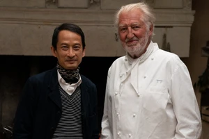 Đạo diễn Trần Anh Hùng về Việt Nam quảng bá 'Muôn vị nhân gian', vợ, con trai cũng tham gia sản xuất