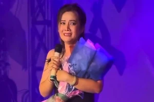 Hồng Loan, con gái NSƯT Vũ Linh lần đầu hát trên sân khấu lớn, bật khóc nói nhớ ba 