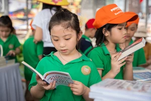 400 em nhỏ háo hức tham quan Hội sách lớn nhất TP Vinh 