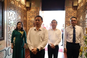 Phó Chủ tịch Dương Anh Đức dâng hương tưởng niệm 44 năm ngày mất Chủ tịch Tôn Đức Thắng