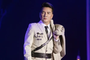 Bị khán giả phản ứng về trang phục có 'huy hiệu lạ' trong đêm diễn, Đàm Vĩnh Hưng nói gì?