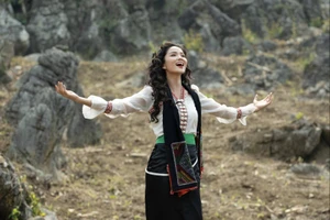 Hoa hậu H’Hen Niê kết nối 'Nụ cười Việt Nam' tại Điện Biên