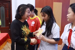 Quỹ học bổng Vừ A Dính trao 165 suất học bổng cho học sinh, sinh viên vượt khó