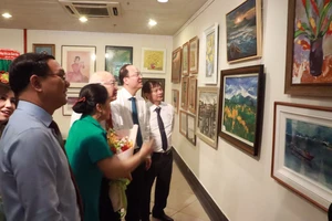 Triển lãm tranh của những người làm báo 
