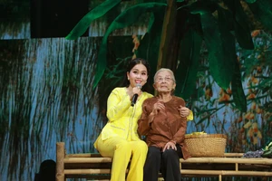 Ca sĩ Cẩm Ly nghẹn ngào trong liveshow Tự tình quê hương kỷ niệm 30 năm ca hát sau 9 năm trở lại