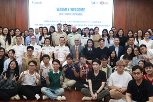 Sinh viên ĐH KHXH&NV giao lưu với thành viên tàu Hải quân Hoàng gia Canada Montréal