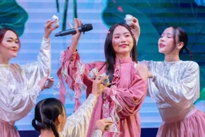 Phương Mỹ Chi hát rock, chầu văn trong tour diễn miễn phí cho học sinh, sinh viên 3 miền