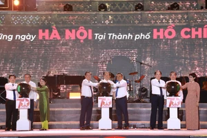 Bí thư Thành ủy Nguyễn Văn Nên cùng các lãnh đạo dự lễ khai mạc 'Những ngày Hà Nội tại TP.HCM'