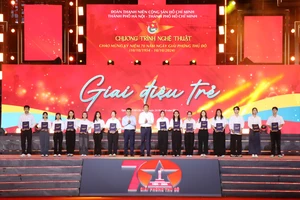 Trao 30 suất học bổng cho học sinh, sinh viên khó khăn tại 'Những ngày Hà Nội tại TP.HCM'