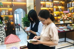 Triển lãm sách về Bác Hồ với gần 3.000 đầu sách thu hút giới trẻ 