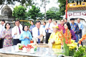 Chủ tịch Phan Văn Mãi cùng lãnh đạo TPHCM dự lễ giỗ Đức Tả quân Lê Văn Duyệt