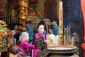 Hàng ngàn người dân đến chiêm bái, bày tỏ lòng biết ơn trong ngày giỗ Đức Tả quân Lê Văn Duyệt