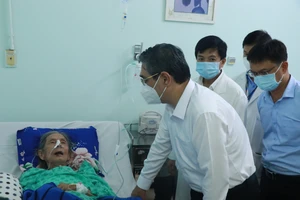 Lãnh đạo TP.HCM thăm hỏi nhạc sĩ Lư Nhất Vũ