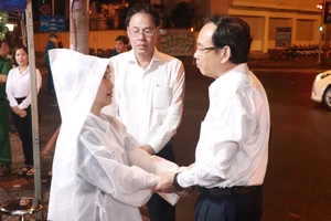 Bí thư Thành uỷ Nguyễn Văn Nên cùng lãnh đạo TP.HCM viếng nhà nghiên cứu Nguyễn Đình Đầu