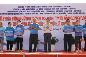 Trao 95 căn nhà mang tên 'Mái ấm công đoàn' cho người lao động TP.HCM