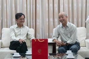 Đại diện khoa Truyền thông sáng tạo ĐH Nguyễn Tất Thành cảm ơn báo Pháp Luật TP.HCM