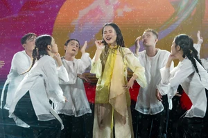 Phương Mỹ Chi cùng hơn 8.000 khán giả 'quẫy' dưới mưa