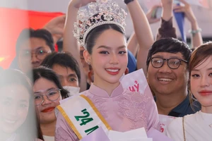 Người hâm mộ reo hò chào đón Hoa hậu Thanh Thủy về nước
