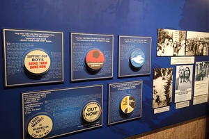 Trưng bày chuyên đề 'Câu chuyện từ những huy hiệu phản chiến'