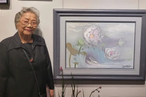 Nữ hoạ sĩ U90 'truyền lửa' nghề tại triển lãm tranh