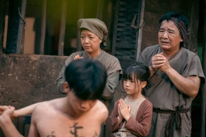 Cùng nói về tục thờ cúng tổ tiên, 'Đèn âm hồn' sẽ đối đầu 'Nhà gia tiên' của Huỳnh Lập?