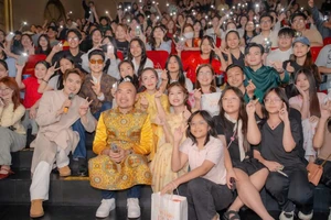 'Nụ hôn bạc tỷ' cán mốc 100 tỉ đồng, soán ngôi phòng vé 'Bộ tứ báo thủ'